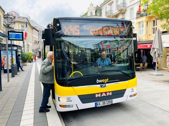Ein Bus der Nationalparklinie X45 steht an einer Haltestelle in Baden-Baden