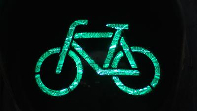 Eine Ampel zeigt ein grünes Fahrrad.