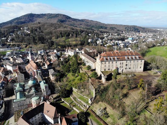  Luftbild vom Neuen Schloss auf dem Florentinerberg in Baden-Baden.