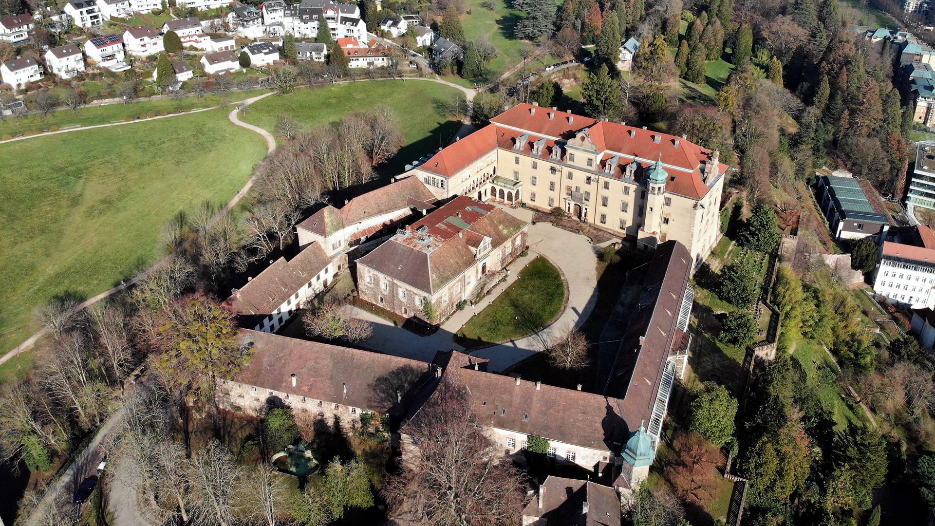Luftbild vom Neuen Schloss in Baden-Baden