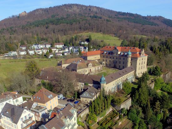 Idyllisch gelegen: Das Neue Schloss thront auf dem Florentinerberg über der Innenstadt von Baden-Baden. 