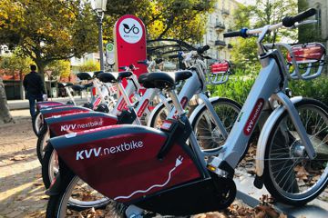 Mehrere öffentliche Fahrräder stehen am Augustaplatz in Baden-Baden.