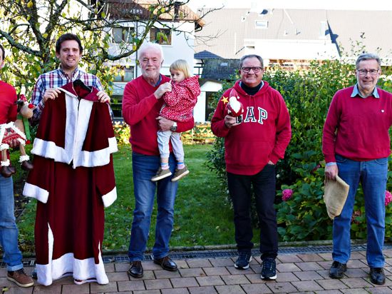 Matthias Huck, Sebastian Frick, Herbert Frick, Dieter Benz, Wolfgang Huck und die kleine Jola (von links) sind bestens vorbereitet auf die Nikolaussaison. 