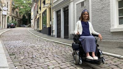 Frau im Rollstuhl 