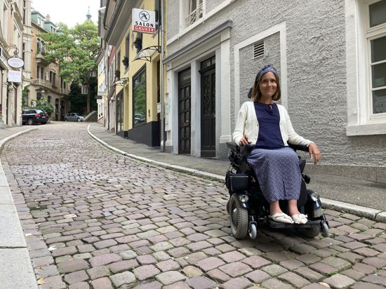 Frau im Rollstuhl 