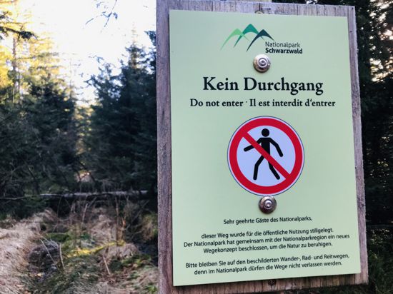 Im Bereich der Badener Höhe bei Baden-Baden weist eine Infotafel des Nationalparks Schwarzwald auf einen gesperrten Weg hin