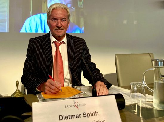 Baden-Badens OB Dietmar Späth leitet seine erste Sitzung des Gemeinderats.