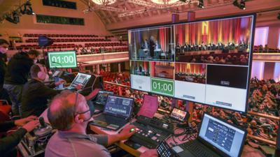 Techniker sitzen vor den Bildschirmen bei der Live-Übertragung der Vorstellung der OB-Kandidaten im Kurhaus Baden-Baden.