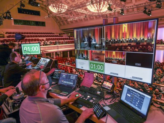 Techniker sitzen vor den Bildschirmen bei der Live-Übertragung der Vorstellung der OB-Kandidaten im Kurhaus Baden-Baden.