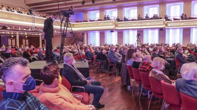 Eine Kamera filmt die Vorstellung der Baden-Badener OB-Kandidaten im Kurhaus. Rund 500 Besucher verfolgten die Veranstaltung im Saal mit.