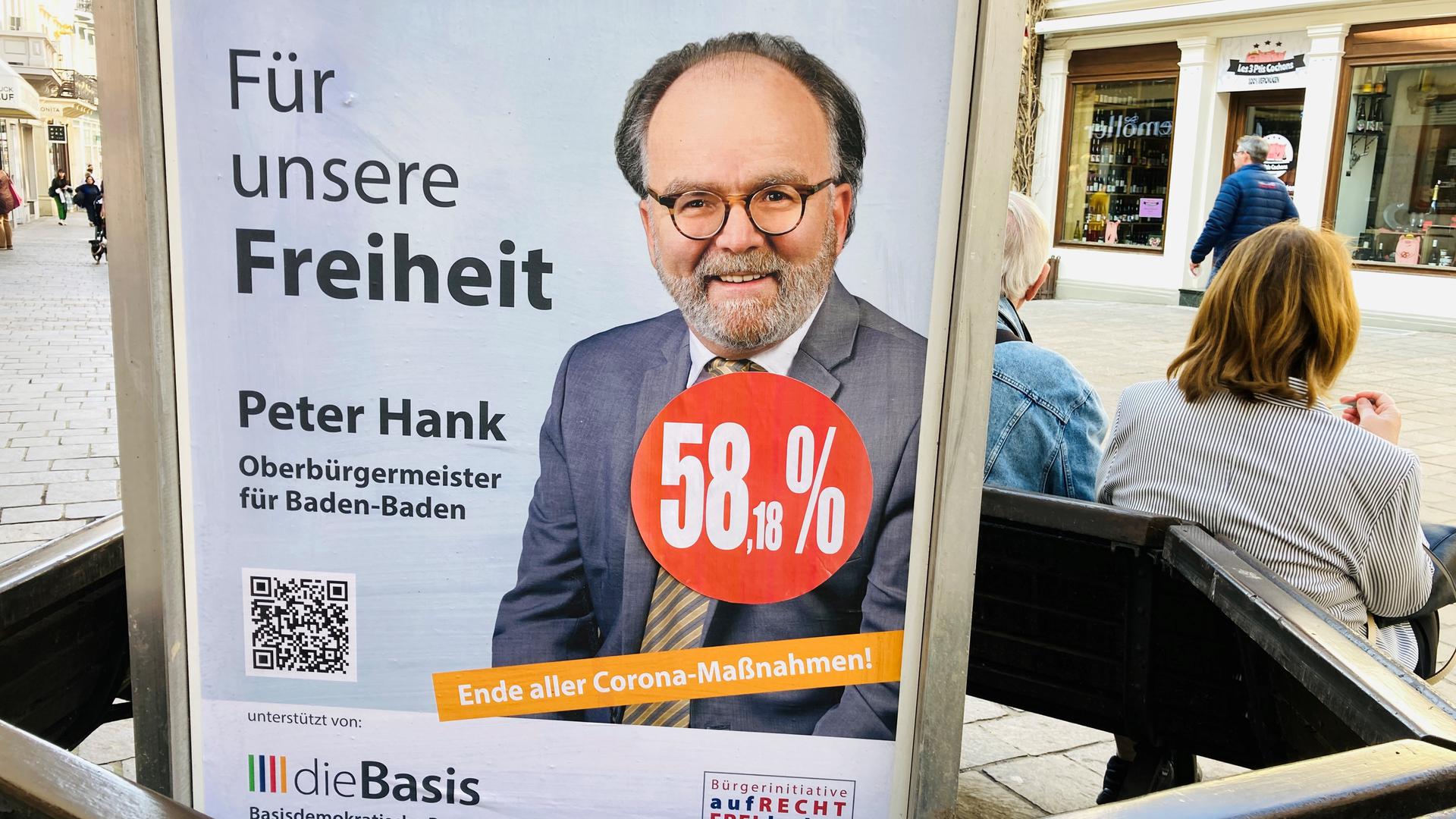 OB-Bewerber Peter Hank hat seine Wahlplakate mit einem Aufkleber und der darauf stehenden Zahl 58,18 Prozent ergänzt. Der Wert entspreche der Zahl der Nichtwähler beim ersten Wahl-Durchgang. 