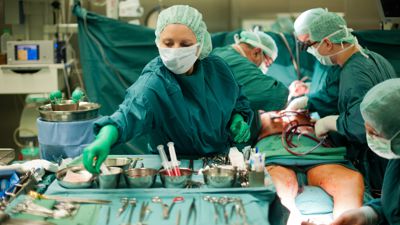 Ein Operationsteam operiert am Donnerstag (12.07.2012) im Deutschen Herzzentrum in Berlin einen Patienten am offenen Herzen. Seit 1987 wurden in dem Krankenhaus mehr aus 70.000 Operationen am offenen Herzen mit Hilfe einer Herz-Lungen-Maschine vorgenommen.