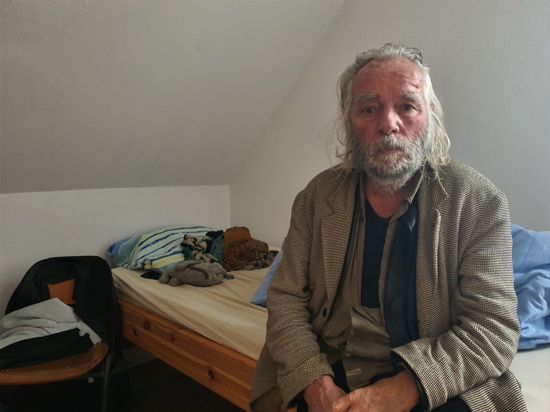 Jochen Bernhardt sitzt in seinem Zimmer in der Wohnungslosen-Unterkunft in Baden-Baden.