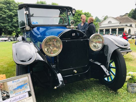 Ein Oldtimer der US-Marke Buick aus dem Jahr 1920 steht beim Oldtimer-Meeting 2019 in Baden-Baden im Kurgarten.