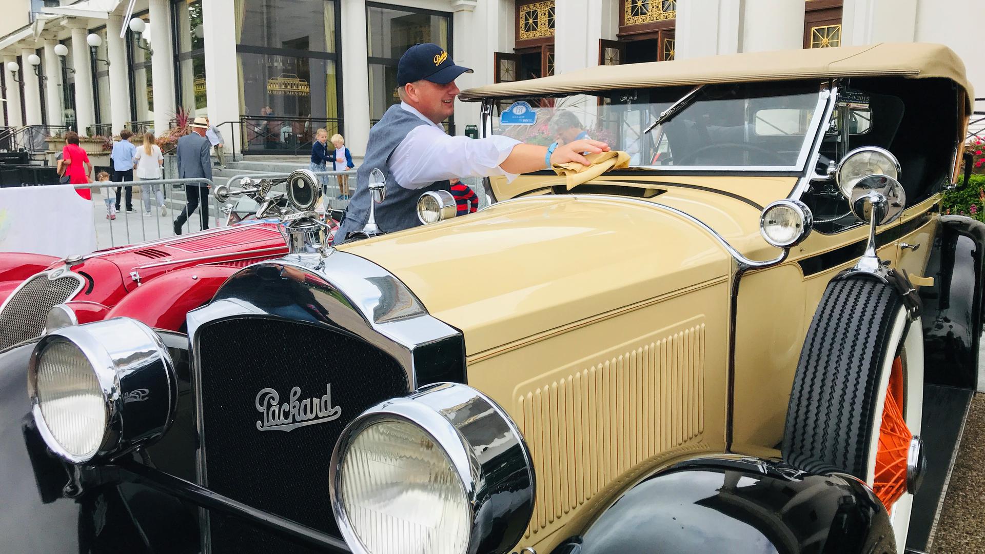  Ein Oldtimer-Besitzer putzt sein Fahrzeug beim Oldtimer-Meeting 2019 in Baden-Baden heraus. 