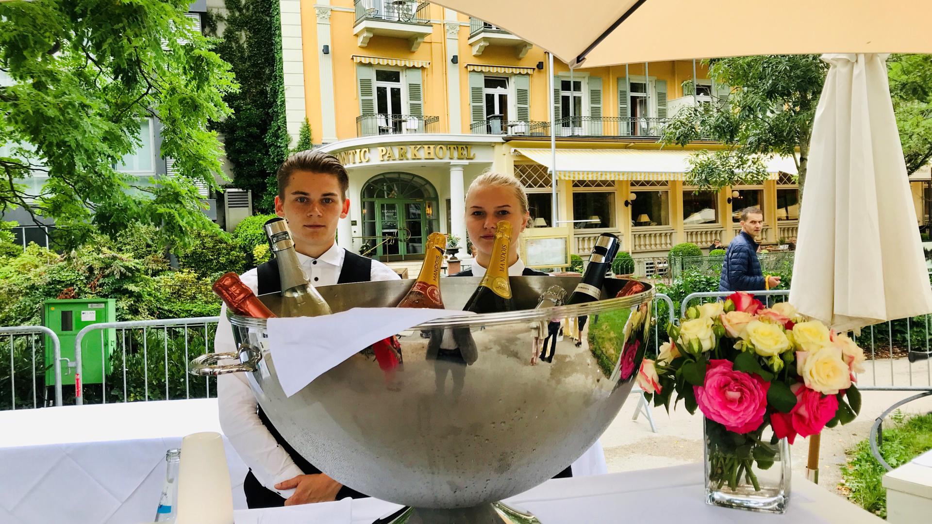 Vor dem Atlantik Parkhotel in Baden-Baden steht beim Oldtimer-Meeting 2019 der gekühlte Champagner bereit.