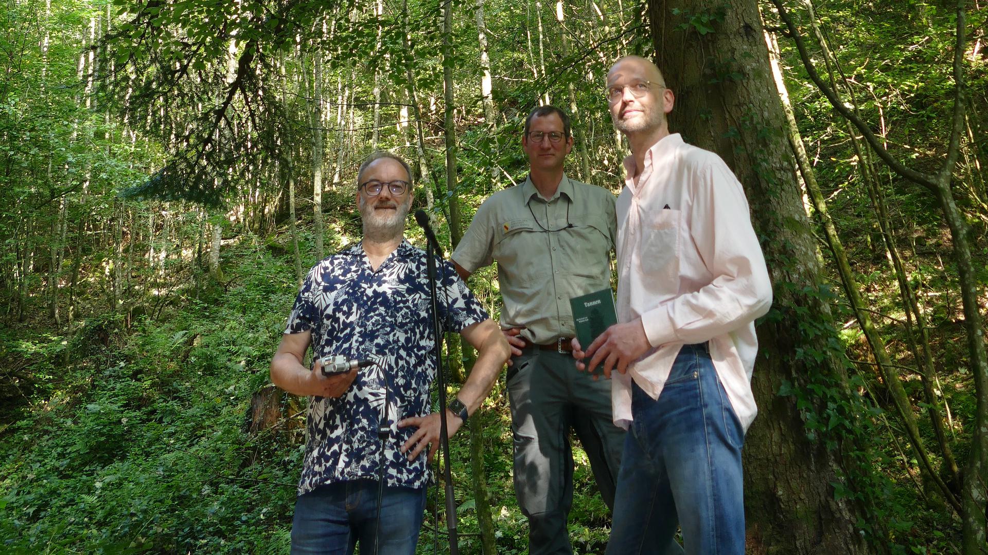 Im Stadtwald nehmen Komponist Rainer Oleak (von links), Forstamtsleiter Thomas Hauck und Regisseur Torsten Feuerstein das Tannenrauschen auf.