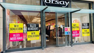 Am Schaufenster der Filiale der Modefirma Orsay wird auf Plakaten auf die bevorstehende Schließung hingewiesen.