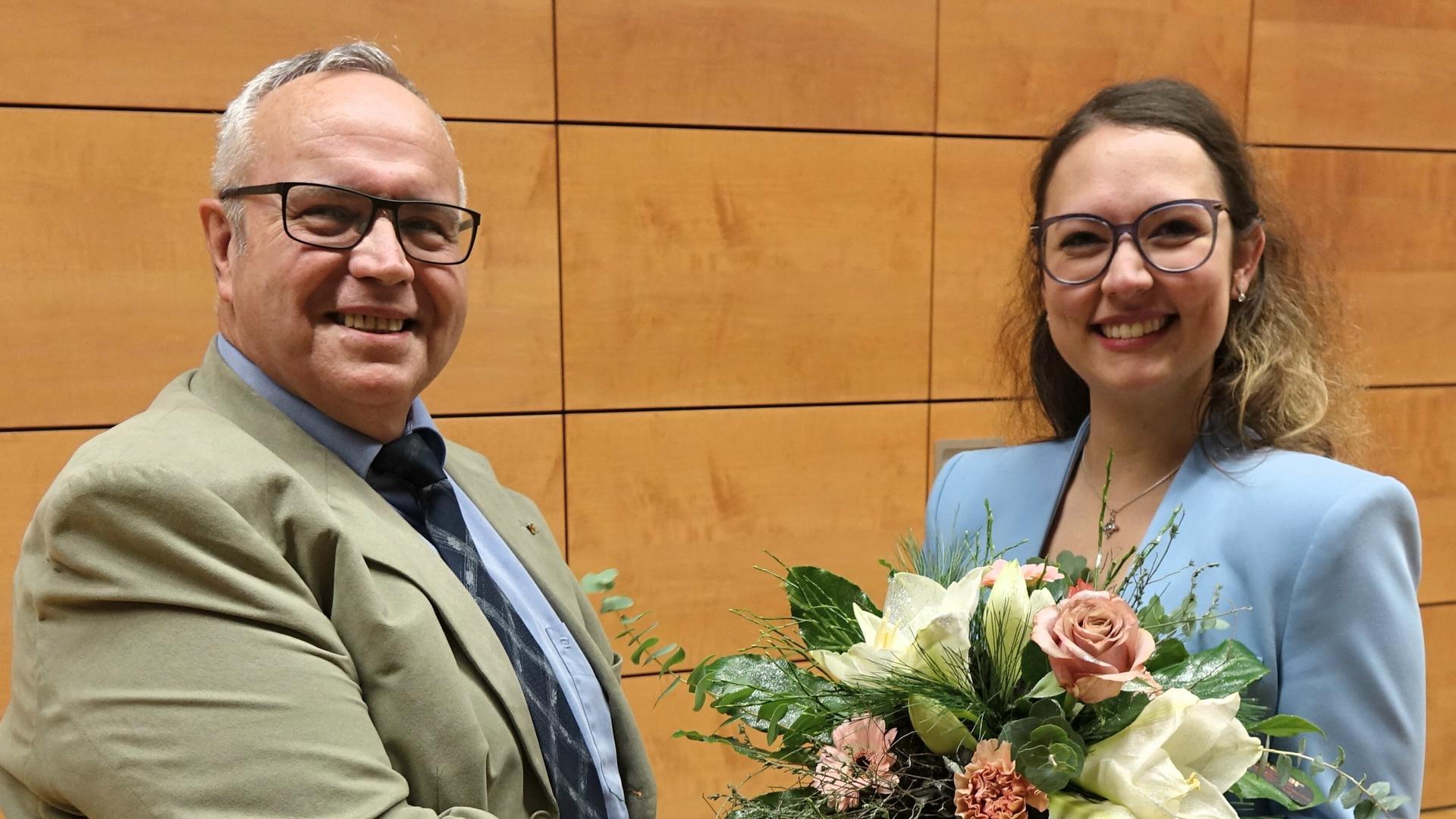 Amtsinhaber Hans-Dieter Boos gratuliert Fabienne Jox. 