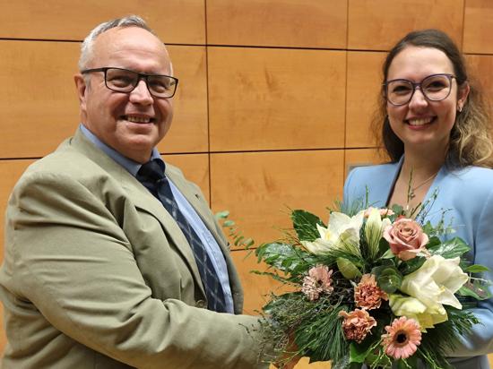 Amtsinhaber Hans-Dieter Boos gratuliert Fabienne Jox. 