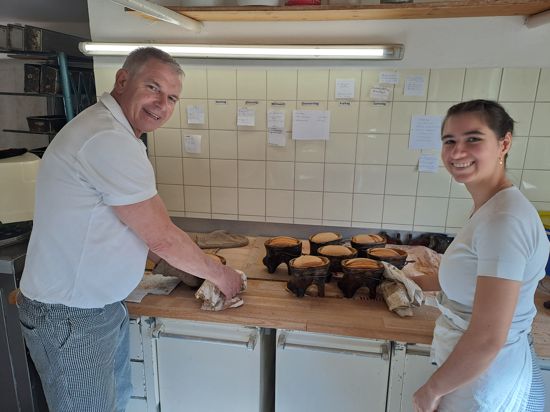 Bäckermeister Olaf Rechter und Auszubildende Melissa Wunsch mit fertig gebackenen Lämmchen. 