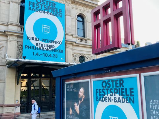 Am Festspielhaus Baden-Baden werben Transparente für die Osterfestspiele mit den Berliner Philharmonikern. 