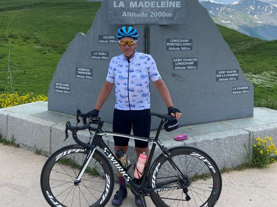 Ottmar Sichler mit dem Rennrad in den französischen Alpen, auf den Spuren der Tour de France. Hier auf dem Gipfel des Col de la Madeleine in 2000 m Höhe, und das nur mit Muskelkraft. 