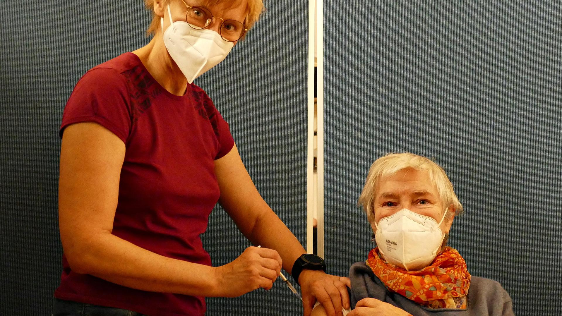 Lieselotte Höfele lässt sich von Allgemeinmedizinerin Christine Daul die Spritze setzen.  