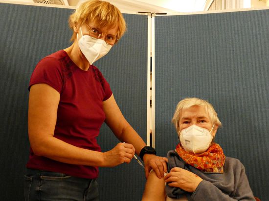 Lieselotte Höfele lässt sich von Allgemeinmedizinerin Christine Daul die Spritze setzen.  