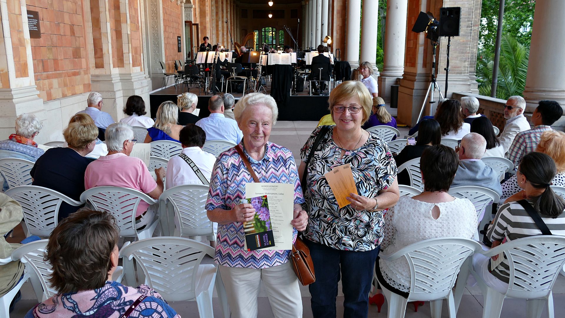 Karin Schmitz hat mit dem Zweierticket ihre Mutter Irmgard Stöhr aus Anlass ihres 90. Geburtstages zum Konzert der Philharmonie im Wandelgang der Trinkhalle eingeladen