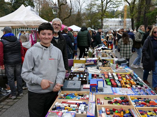 Flohmarkt in Baden-Baden an der Kaiserallee: Junge verkauft Matchbox-Autos