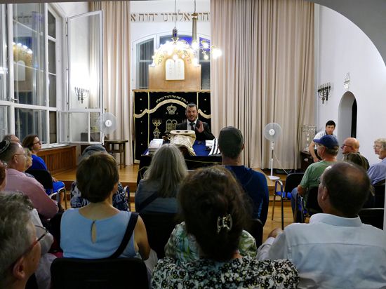  Synagoge mit Rabbiner Surovtsev