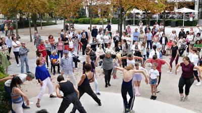 Zahlreiche Besucher folgten im Kurgarten vor der Konzertmuschel dem Aufruf zum Tanzworkshop mit dem Bundesjugendballett im Rahmen der „World von John Neumeier“.       