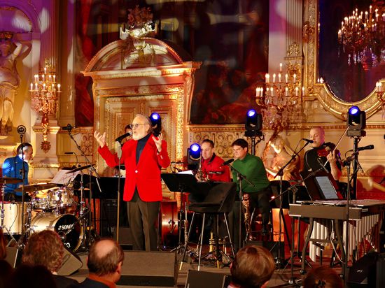 Der vielseitige Entertainer Friedrich Liechtenstein erntete im Casino Baden-Baden viel Beifall mit seiner Band The Octagon Pavillon                    