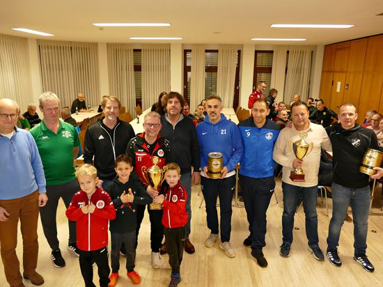 Pokale und Geldpreise belohnten die Mannschaften bei der offenen AH-Stadtmeisterschaft in der Rheintalhalle