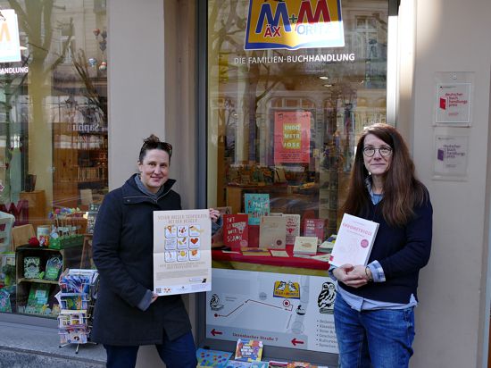 Leonie Schmälzle (links) ist selbst Betroffene und will informieren, was die Leiterin der Fami-lienbuchhandlung Mäx & Moritz, Tanja Eger, gerne unterstützt.