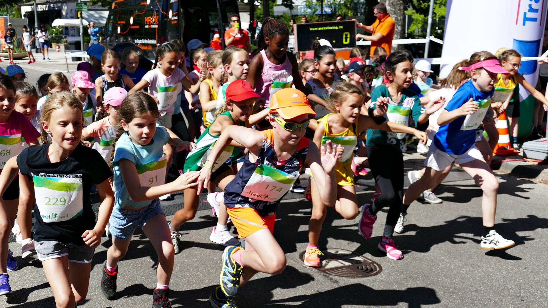 Start der Mädchen über 500 Meter im Juni 2019: Auch in diesem Jahr laufen die Kinder im Alter von sieben bis zehn Jahren einen halben Kilometer. Sie starten in diesem Jahr vor dem Theater Baden-Baden.