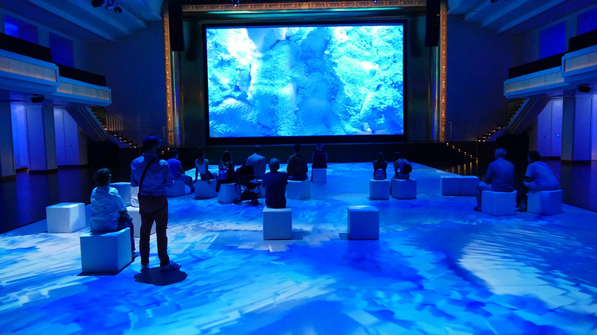 Der Höhepunkt: Im Bénazetsaal ist die Datenskulptur „Bosporus” zu erleben - es ist das beliebteste Fotomotiv in der Ausstellung „Digital Dreams”.