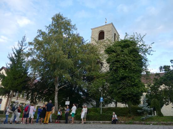Zu Füßen der Pfarrkirche: Rund 20 Gäste nahmen an der ersten historischen Führung durch Neuweier teil, die Karl Keller vom Historischen Verein Yburg leitete. 
