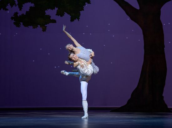 Das Bayerische Staatsballett tanzt „Cinderella“, hier Ballerina Madison Young in der Titelrolle und der Prinz (Jinhao Zhang).