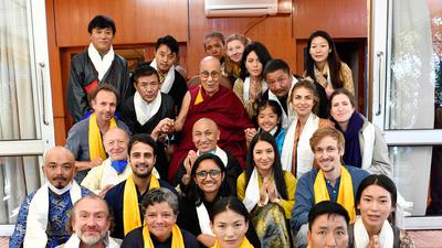 Das Team des Tibet-Theatre bei einer Audienz des Dalai Lama. Das religiöse Oberhaupt der Tibeter lebt im indischen Exil. 
