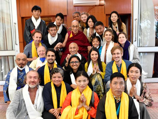 Das Team des Tibet-Theatre bei einer Audienz des Dalai Lama. Das religiöse Oberhaupt der Tibeter lebt im indischen Exil. 
