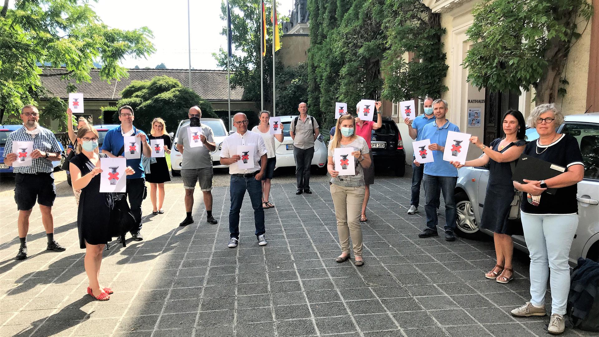 Städtische Beschäftigte protestieren im Rathaus-Innenhof gegen die Pläne für Parkgebühren auf Flächen vor Dienststellen