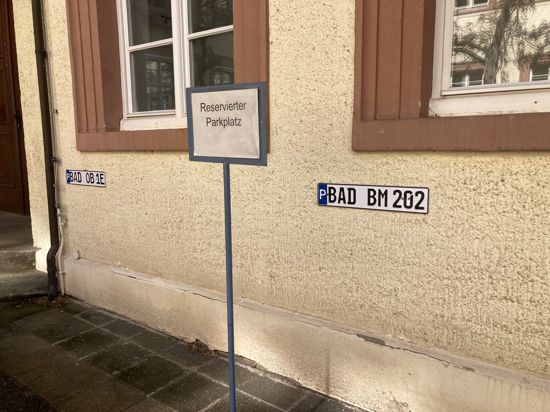 Schild „reservierter Parkplatz“ im Innenhof des Rathauses in Baden-Baden