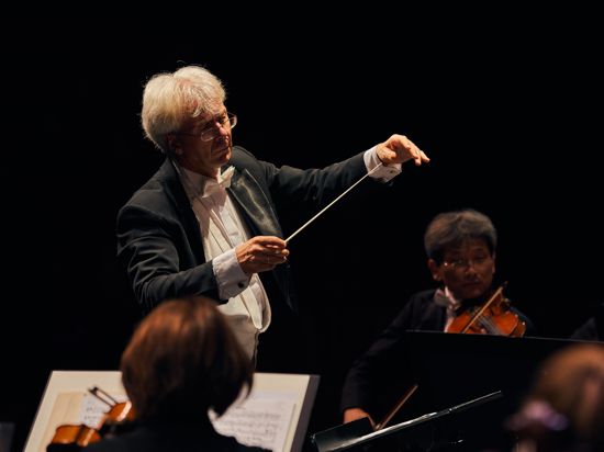 Chefdirigent Pavel Baleff dirigiert die Philharmonie Baden-Baden in Aix-les-Bains