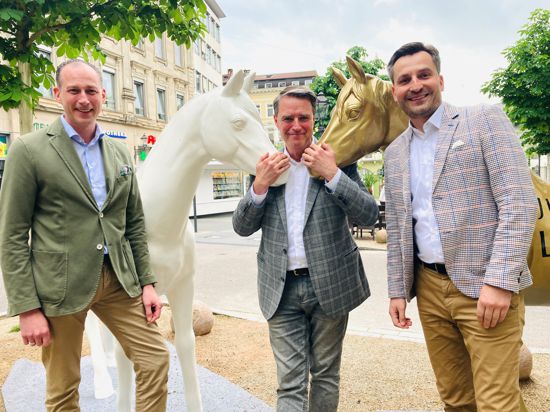 Jörg Grütz (Mitte) und Marcus Scholz (links) sowie Daniel Gerber freuen sich über die neuen Exemplare der Werbe-Pferde am Sophienboulevard in Baden-Baden.