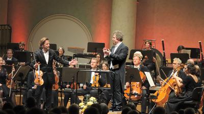 Heiko Mathias Förster (rechts) und der Solist seines ersten Sinfoniekonzerts als Chefdirigent der Philharmonie Baden-Baden am 9.9.2022, der Geiger Kyrill Troussov (links).