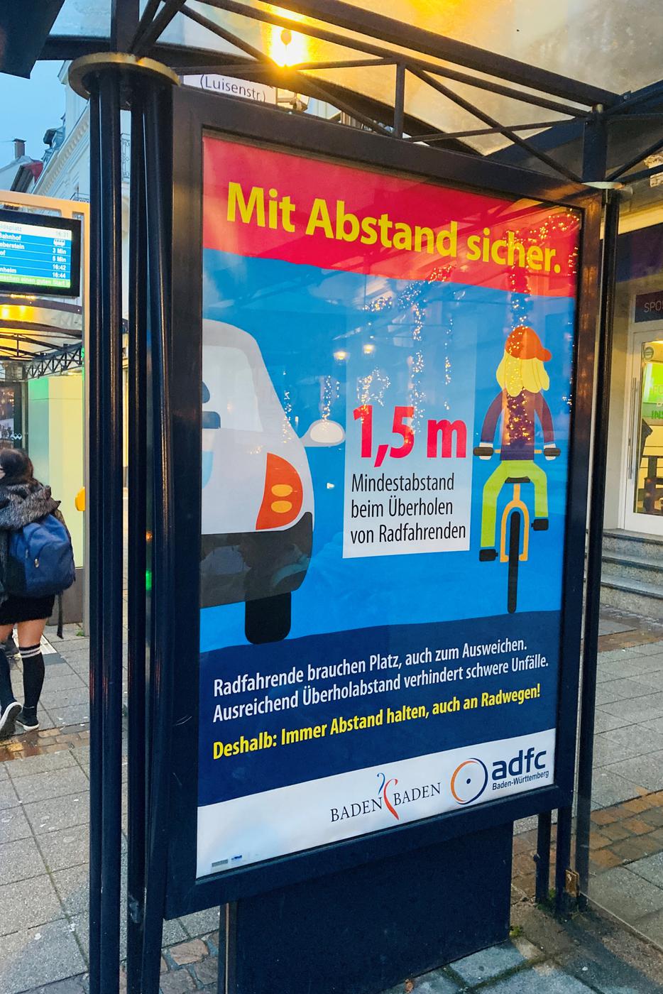 Mit Abstand sicher: Eine Kampagne der Baden-Baden informierte im Dezember an der Bushaltestelle in der Luisenstraße über die Abstandsregel. 