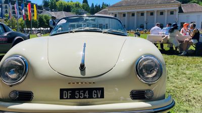 Vor dem Kurhaus in Baden-Baden steht ein Porsche 356. 