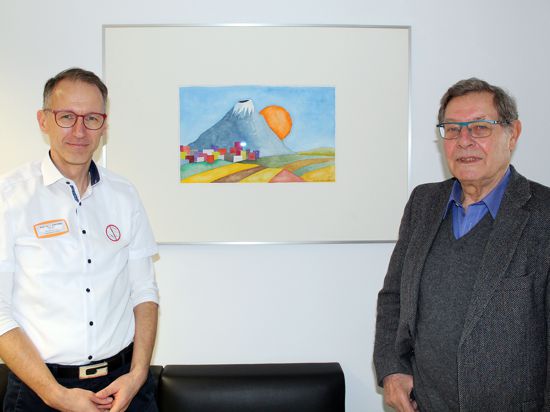 Positiv und fröhlich sollte es sein: Peter Lüdi (rechts) malte für Chefarzt Lars Fischer ein Bild. Jetzt stellten es die beiden im Arbeitszimmer des Professors der Presse vor.